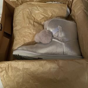 I’m selling brand new Ugg’s, color purple and silver